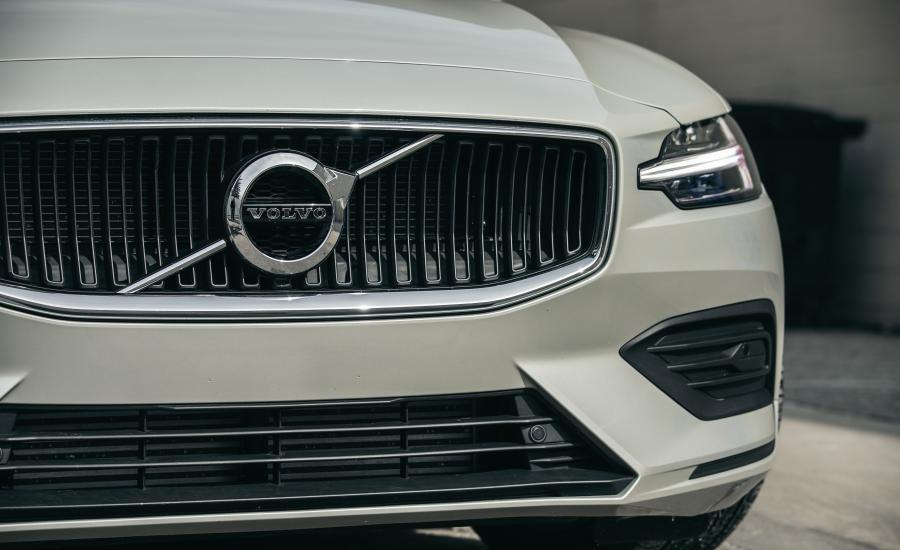 Детали экстерьера Volvo S60 T5 Momentum 2018 года  (NA) (фото 4 из 41)